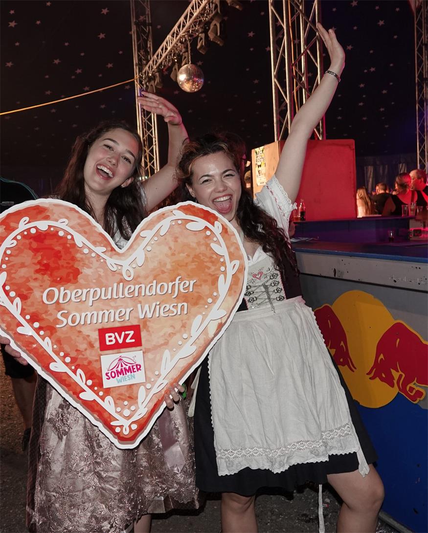 Zahlreiche Dirndl und Lederhosn beim Auftakt in Oberpullendorf