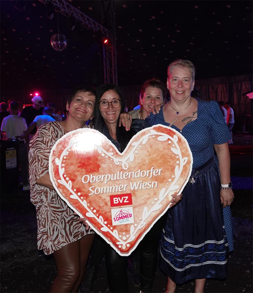 Zahlreiche Dirndl und Lederhosn beim Auftakt in Oberpullendorf