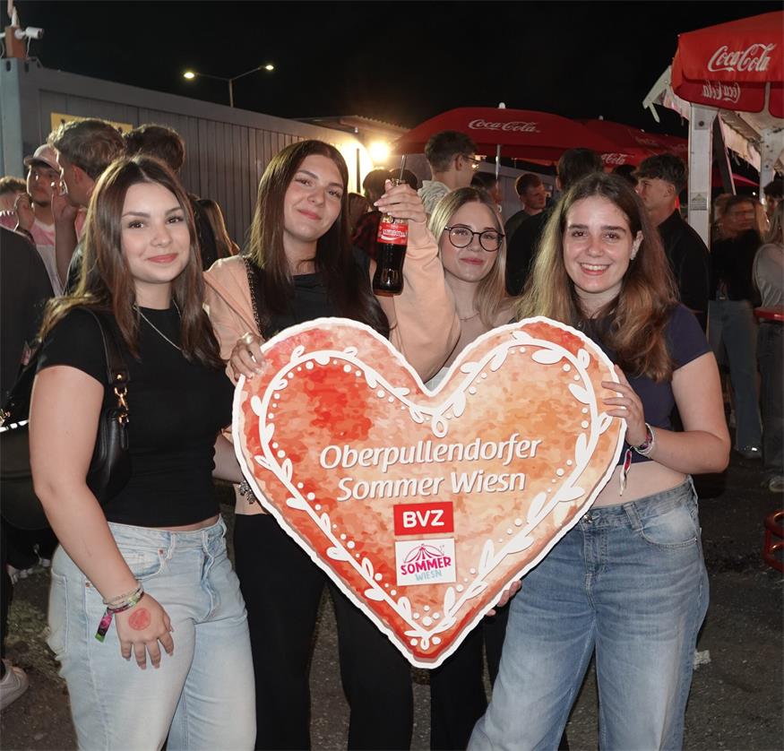 Zahlreiche Dirndl und Lederhosn beim Auftakt in Oberpullendorf