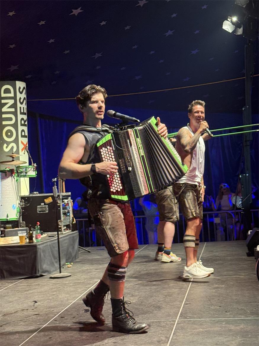 Zahlreiche Dirndl und Lederhosn beim Auftakt in Oberpullendorf