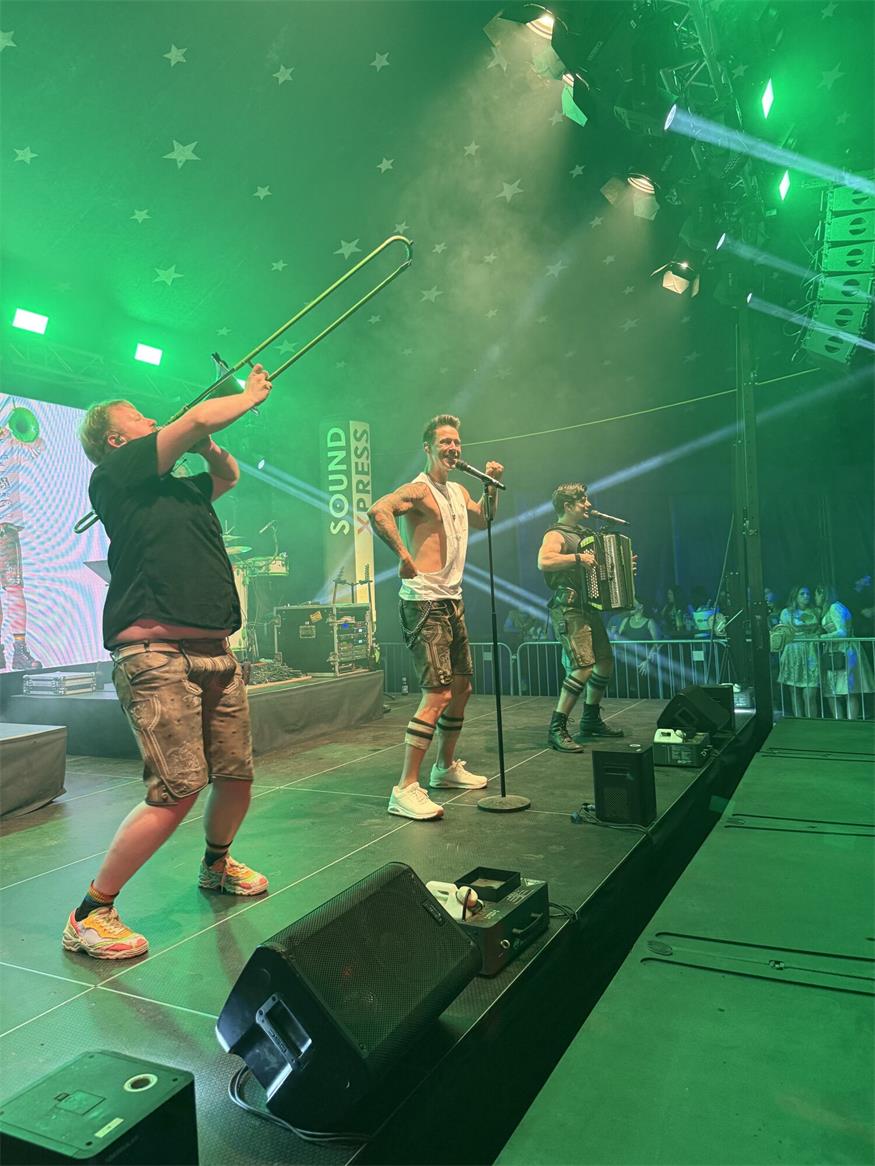Zahlreiche Dirndl und Lederhosn beim Auftakt in Oberpullendorf