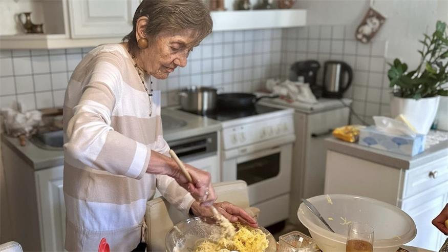Gemeinsam kochen: Astrid Eisenkopf bereitet „Presnjake“ zu