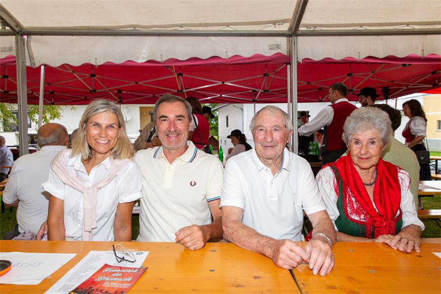 Schwingende Tanzbeine bei Volkstanzfest in Glasing