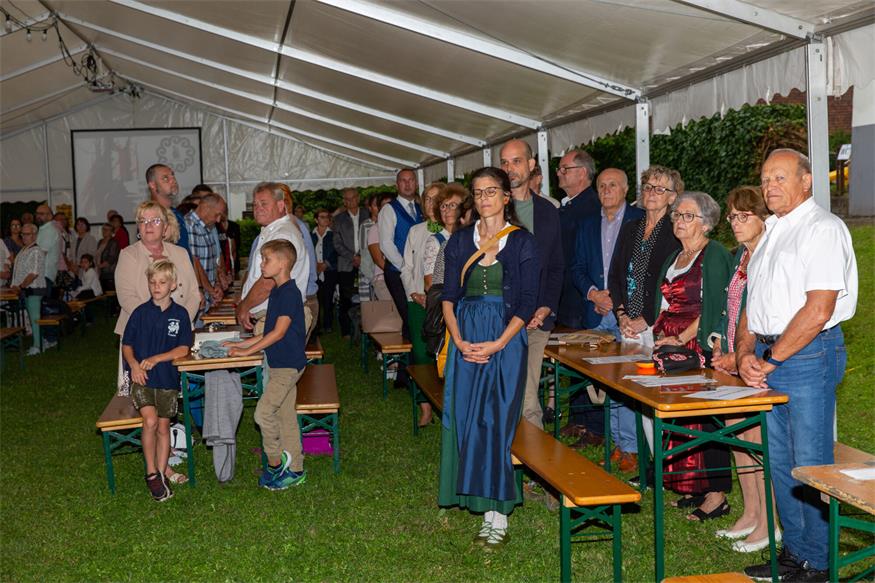 Schwingende Tanzbeine bei Volkstanzfest in Glasing