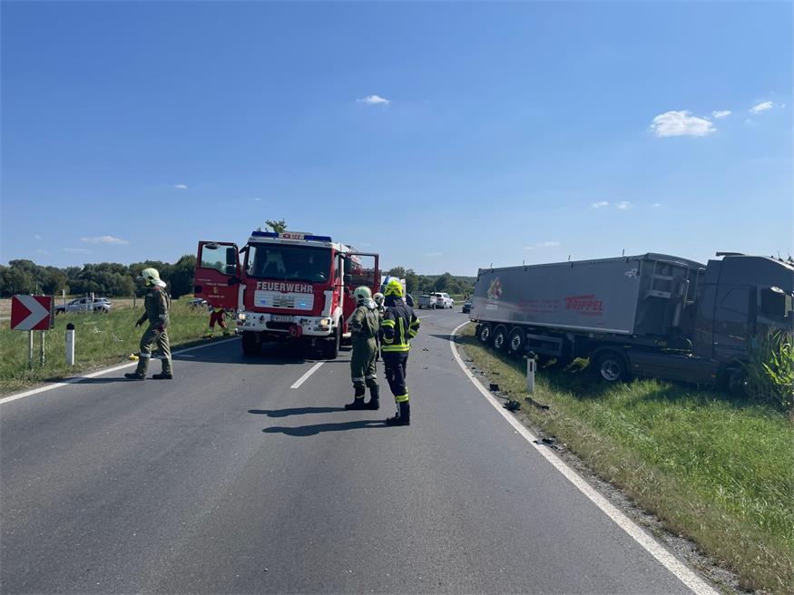 Lkw kollidierte mit Pkw: Fahrer in Wagen eingeklemmt