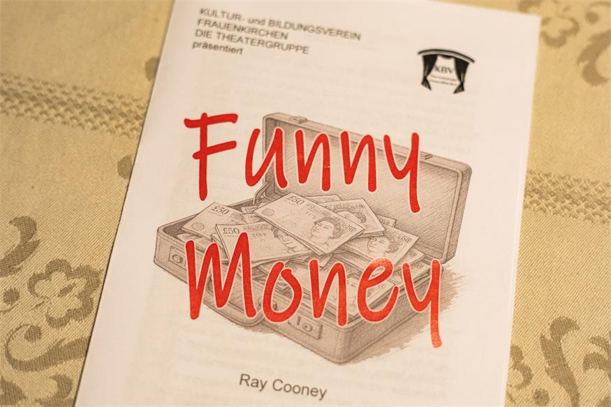 Lachsalven bei der Premiere von „Funny Money“ in Frauenkirchen