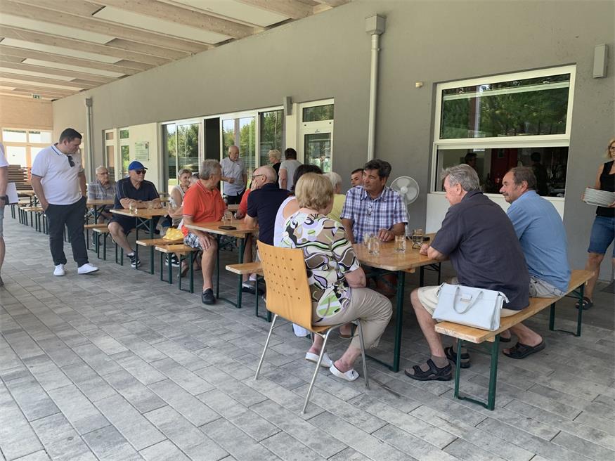 Seniorenbund Lackenbach teilte sich ein Spanferkel