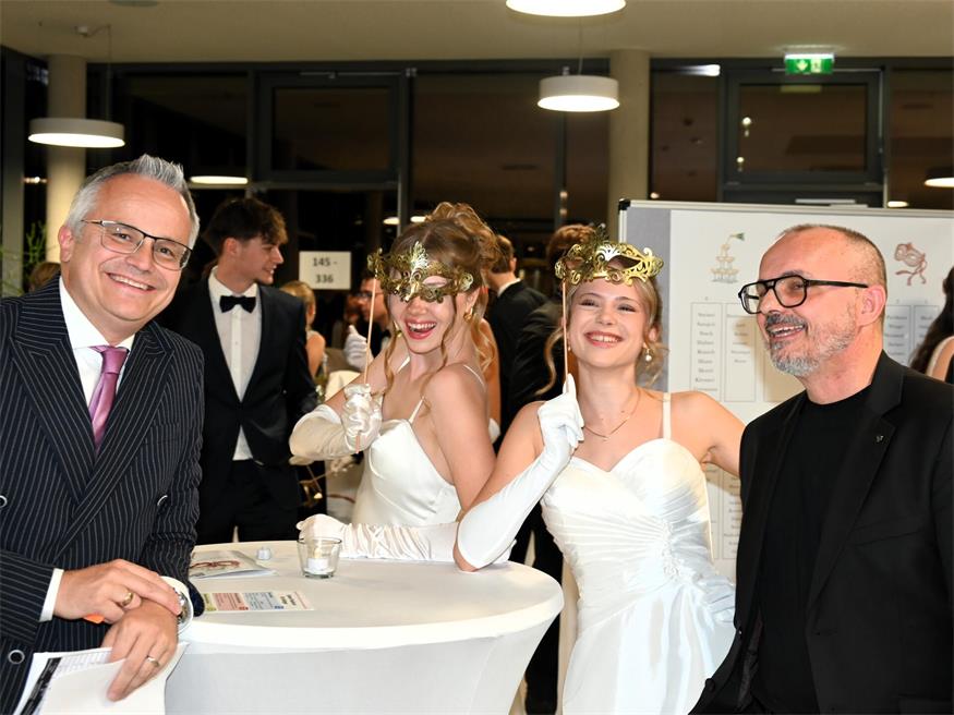 Hinter den Masken wurde getanzt