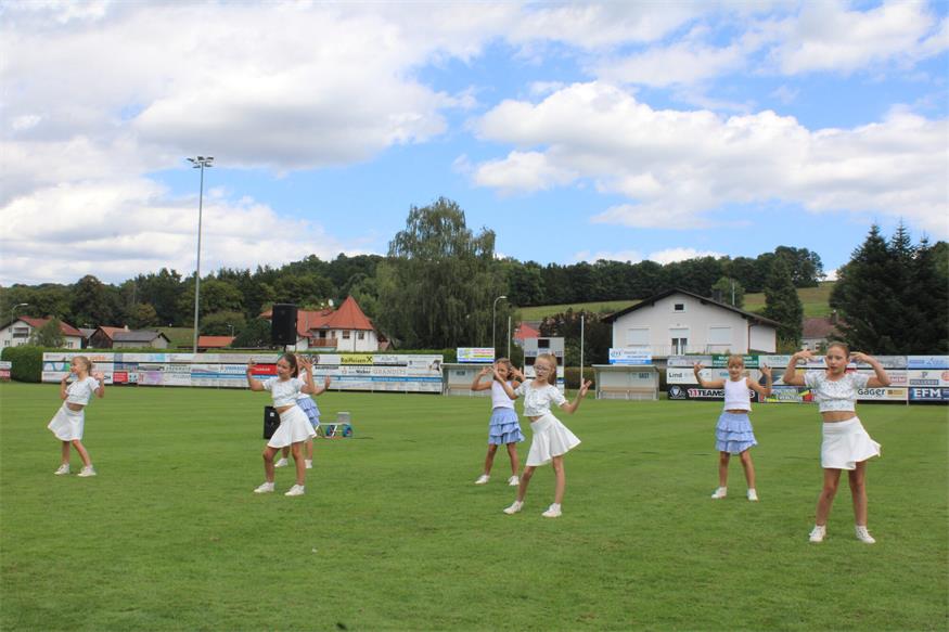 Blasmusik und flotte Sohlen am Pilgersdorfer Rasen