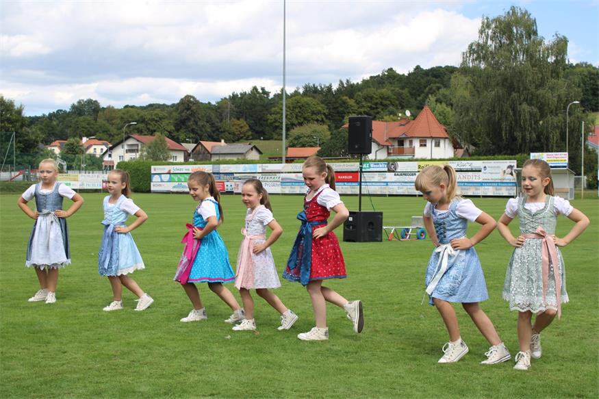 Blasmusik und flotte Sohlen am Pilgersdorfer Rasen