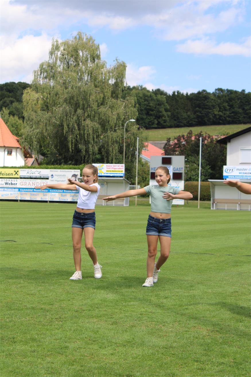 Blasmusik und flotte Sohlen am Pilgersdorfer Rasen