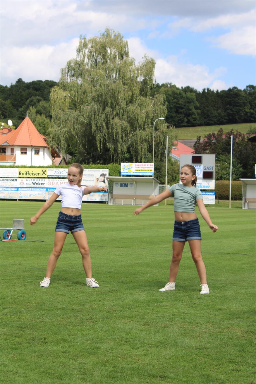 Blasmusik und flotte Sohlen am Pilgersdorfer Rasen