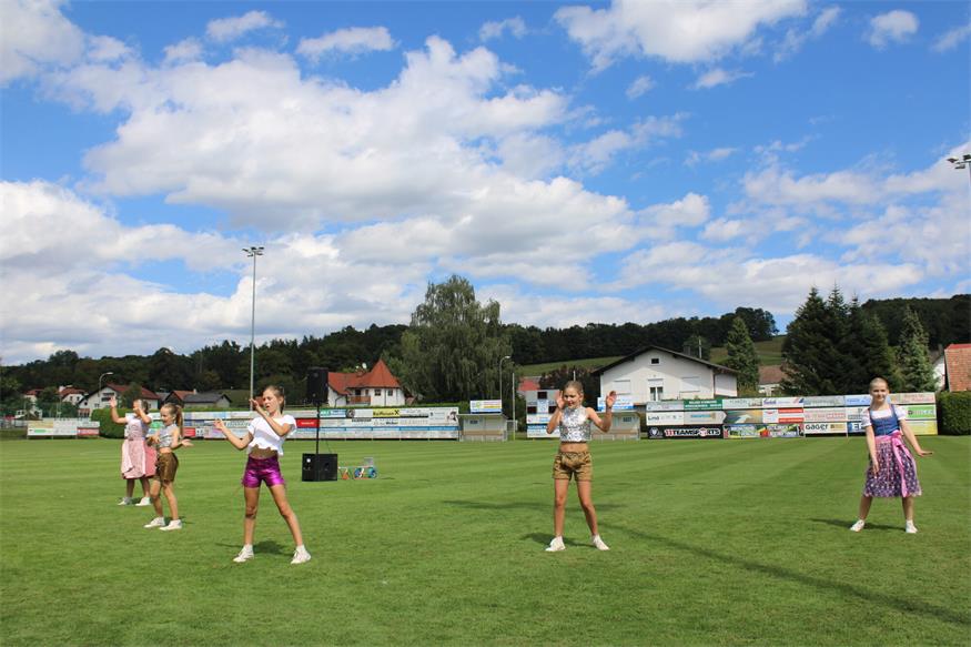 Blasmusik und flotte Sohlen am Pilgersdorfer Rasen