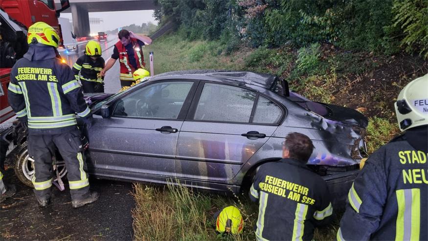 Auto bei Starkregen auf A4 verunglückt: Feuerwehr Neusiedl im Einsatz