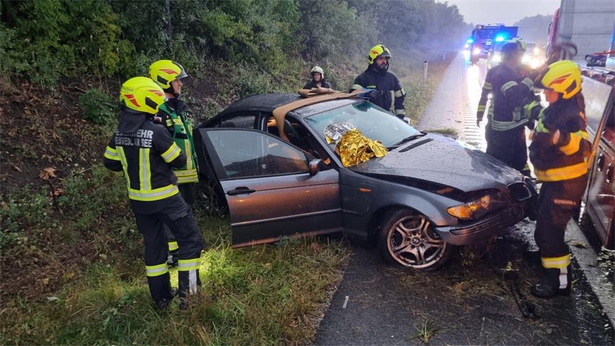 Auto bei Starkregen auf A4 verunglückt: Feuerwehr Neusiedl im Einsatz