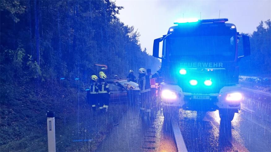 Auto bei Starkregen auf A4 verunglückt: Feuerwehr Neusiedl im Einsatz
