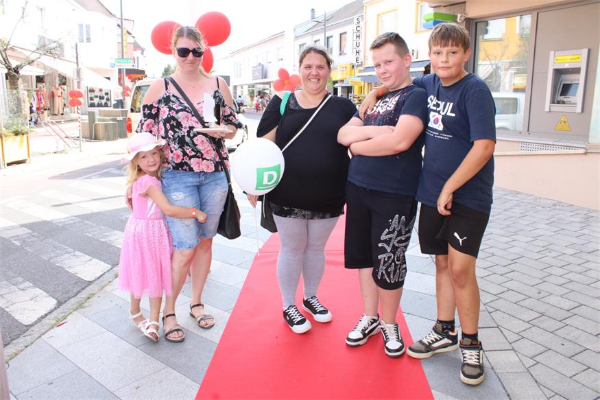 Fröhliches Gewusel beim Roten Teppich in Oberpullendorf