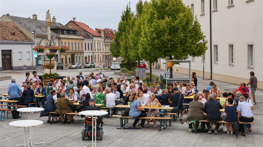 Grillparty vor der Haydnkirche