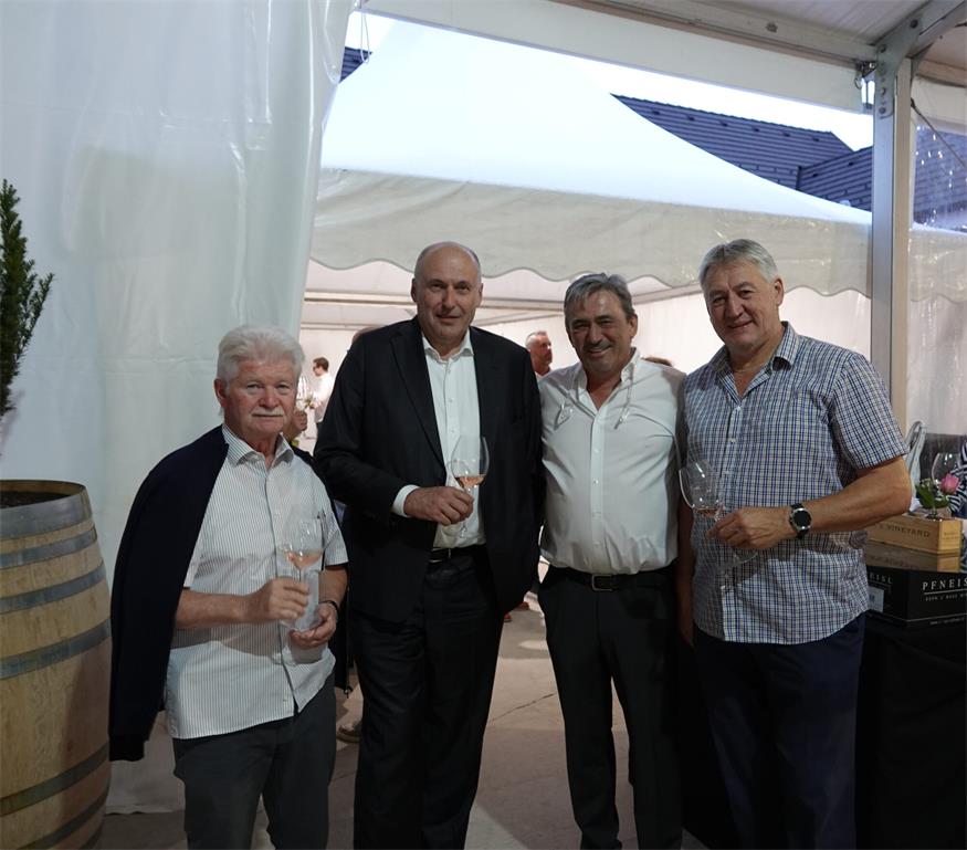 Bulle statt Elch Emil auf Besuch im Weingut Pfneisl in Deutschkreutz