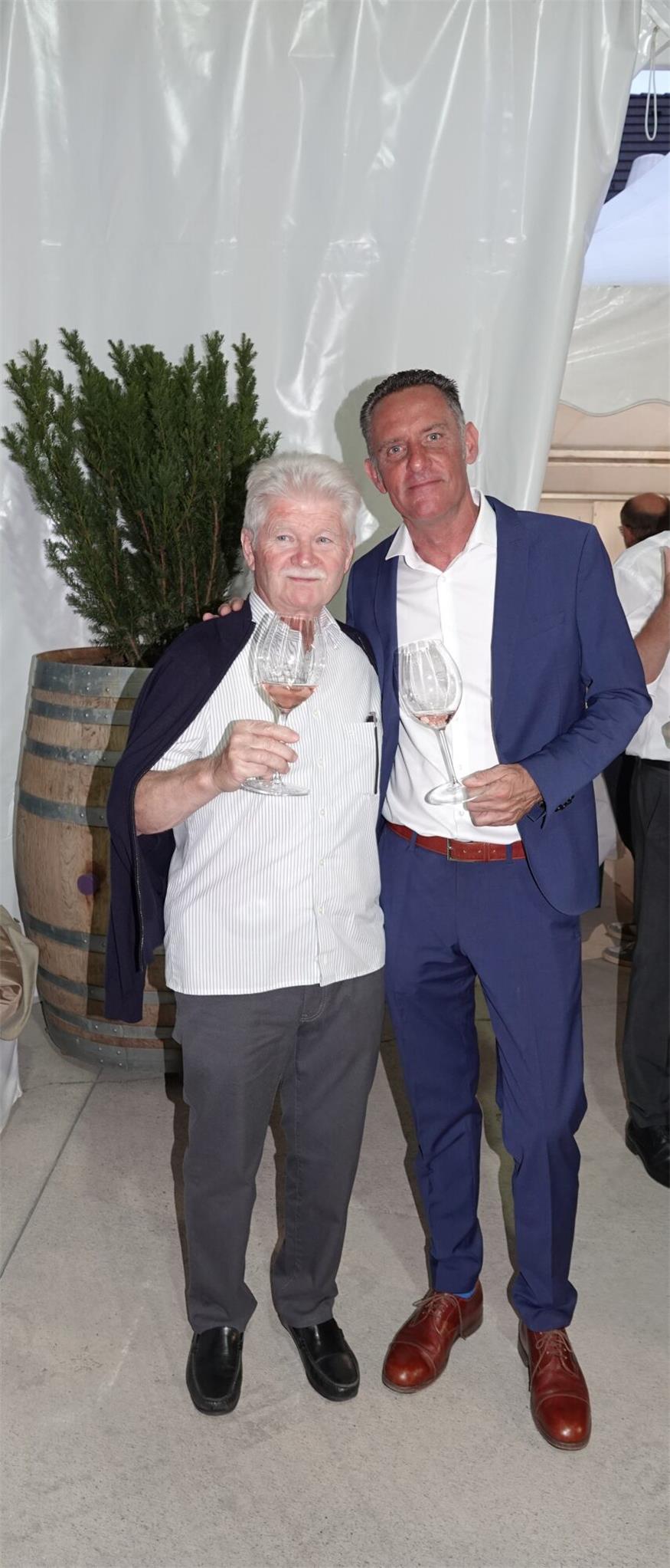 Bulle statt Elch Emil auf Besuch im Weingut Pfneisl in Deutschkreutz