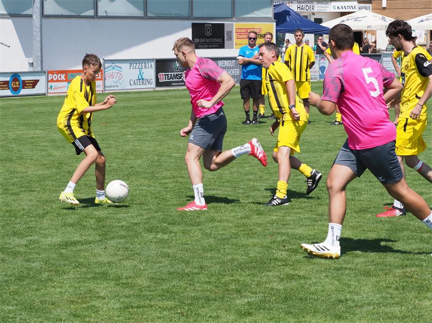Benefizturnier in Neusiedl: Borussia-Fans kicken für den guten Zweck
