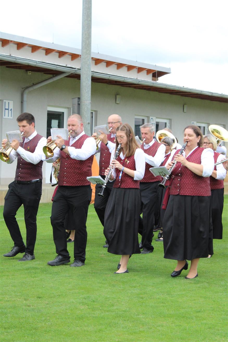 Feuchtes, aber fröhliches Fest zum 40er des Musikvereins Pilgersdorf