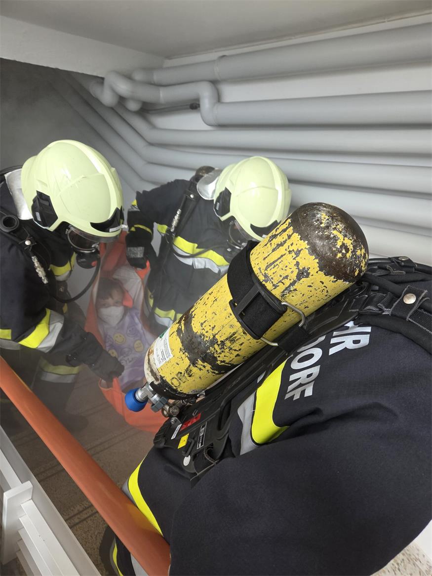 Drei Feuerwehren übten Brandeinsatz im Großwarasdorfer Schulhaus