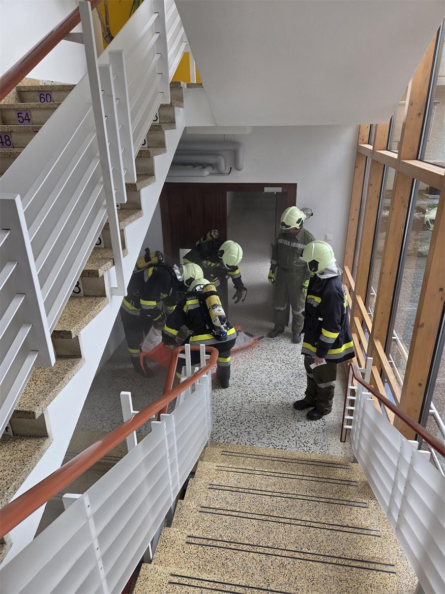 Drei Feuerwehren übten Brandeinsatz im Großwarasdorfer Schulhaus