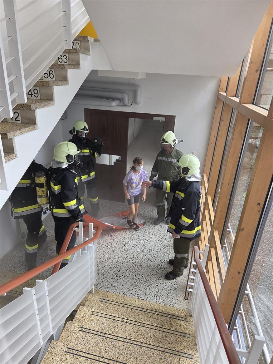 Drei Feuerwehren übten Brandeinsatz im Großwarasdorfer Schulhaus