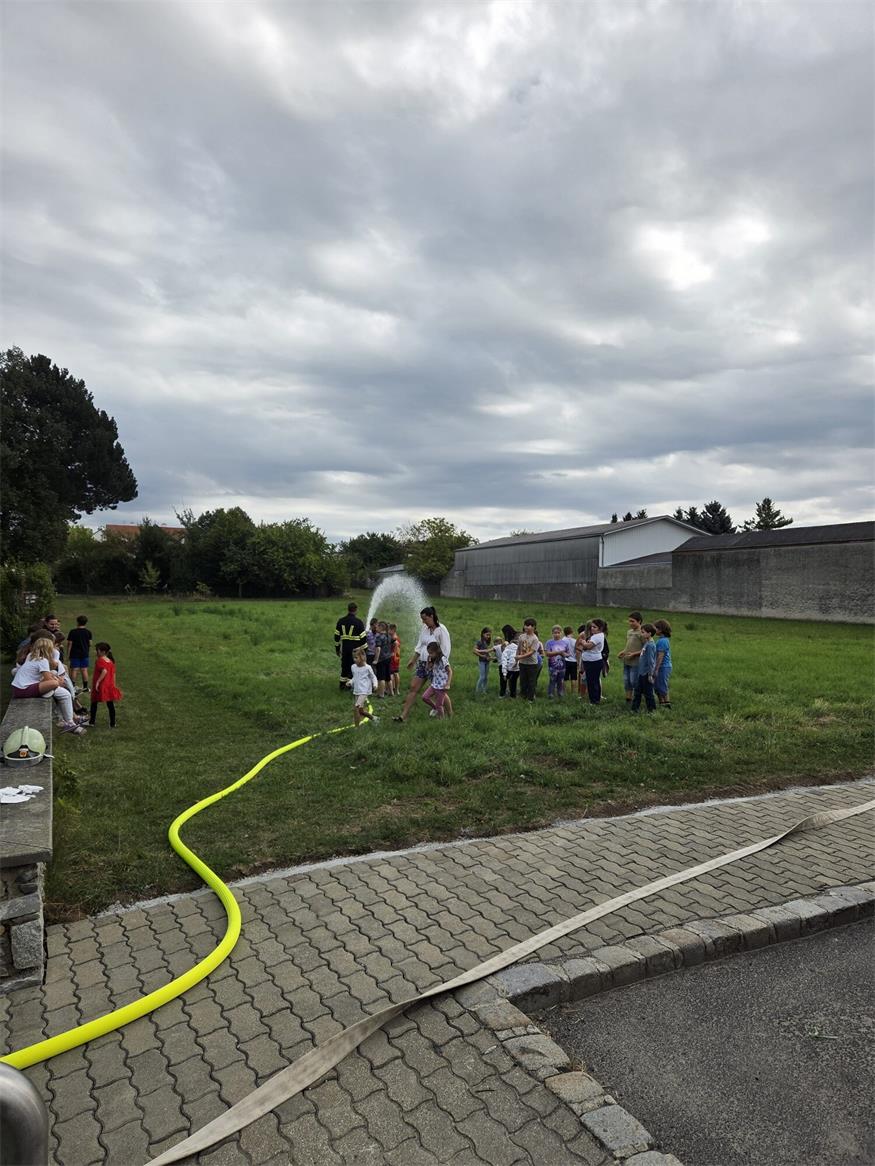 Drei Feuerwehren übten Brandeinsatz im Großwarasdorfer Schulhaus