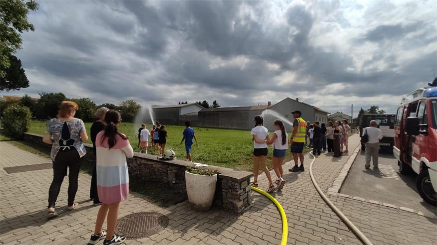 Drei Feuerwehren übten Brandeinsatz im Großwarasdorfer Schulhaus