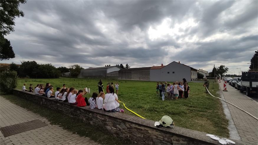 Drei Feuerwehren übten Brandeinsatz im Großwarasdorfer Schulhaus
