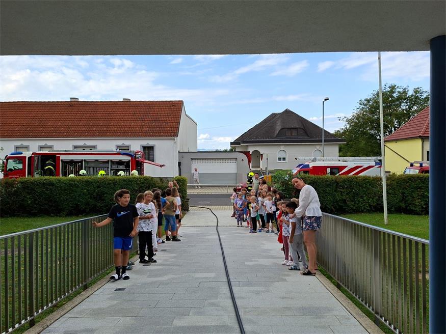 Drei Feuerwehren übten Brandeinsatz im Großwarasdorfer Schulhaus
