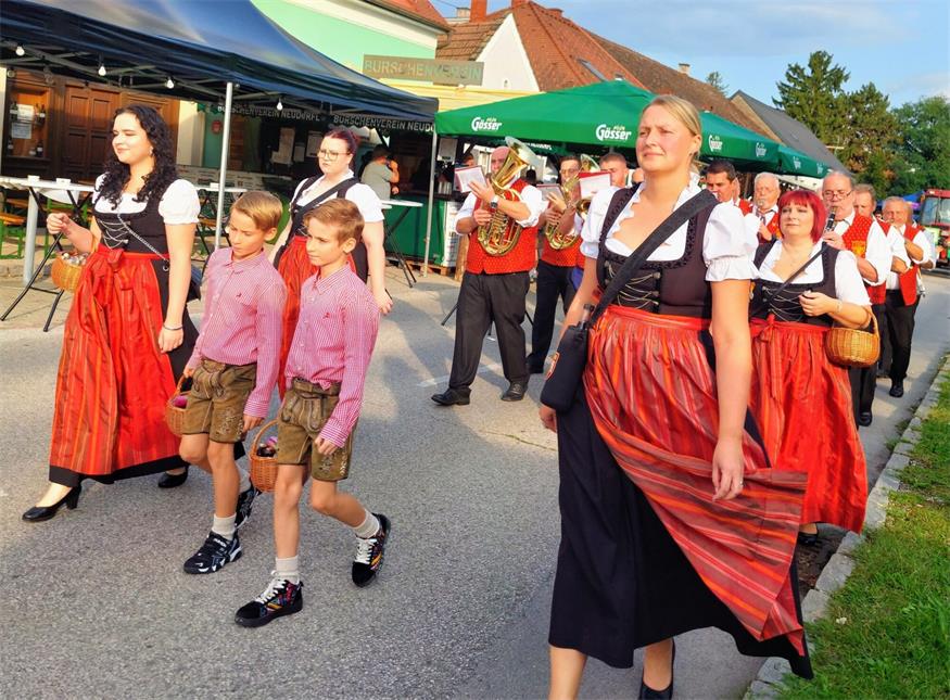 Neudörfler Dorffest: Hauptstraße verwandelte sich erneut in Festmeile