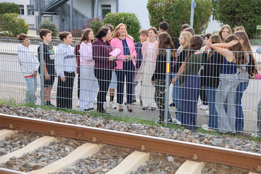 Zwischen Zug und Schule: Wenn es eng wird am Bahnsteig