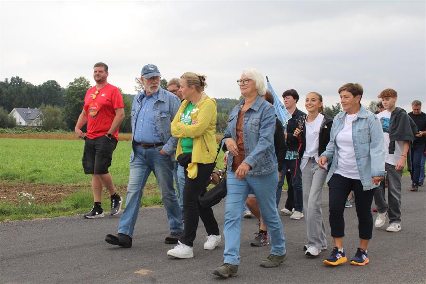Benefizwanderung in Piringsdorf: Schritt für Schritt zum DaHuam4Kids