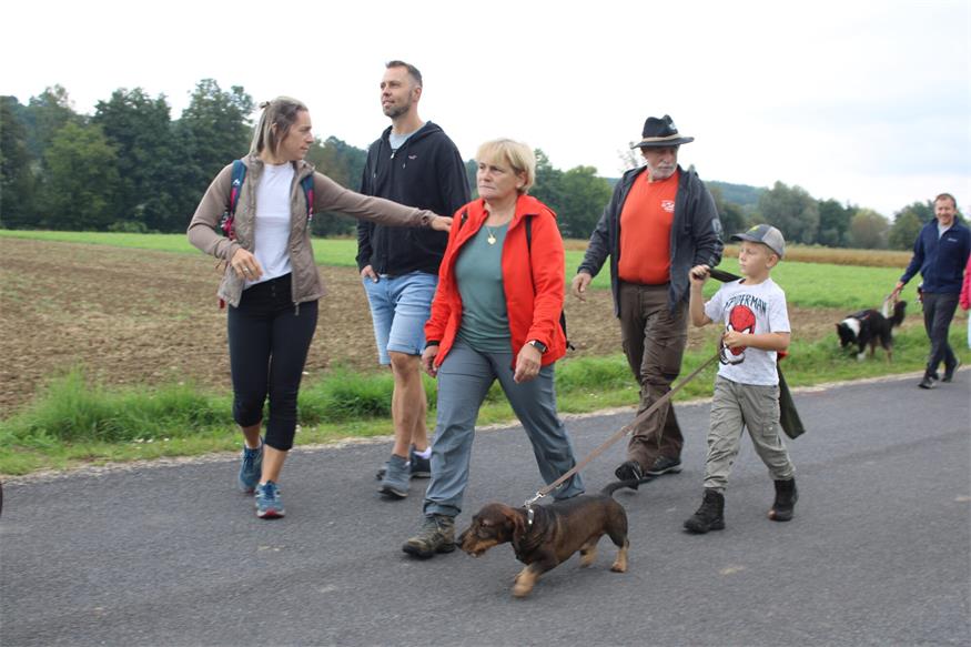 Benefizwanderung in Piringsdorf: Schritt für Schritt zum DaHuam4Kids