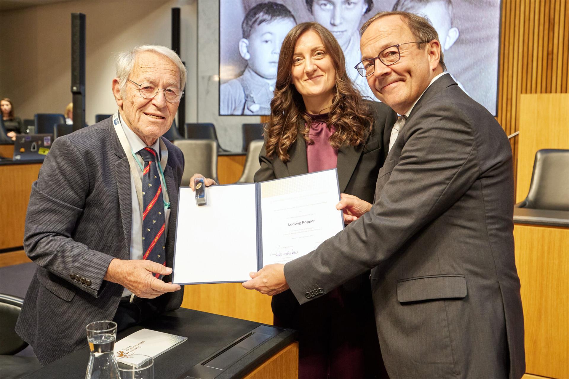 Simn Kp Rechnitzer Verein RE.F.U.G.I.U.S. mit Simon-Wiesenthal-Preis geehrt
