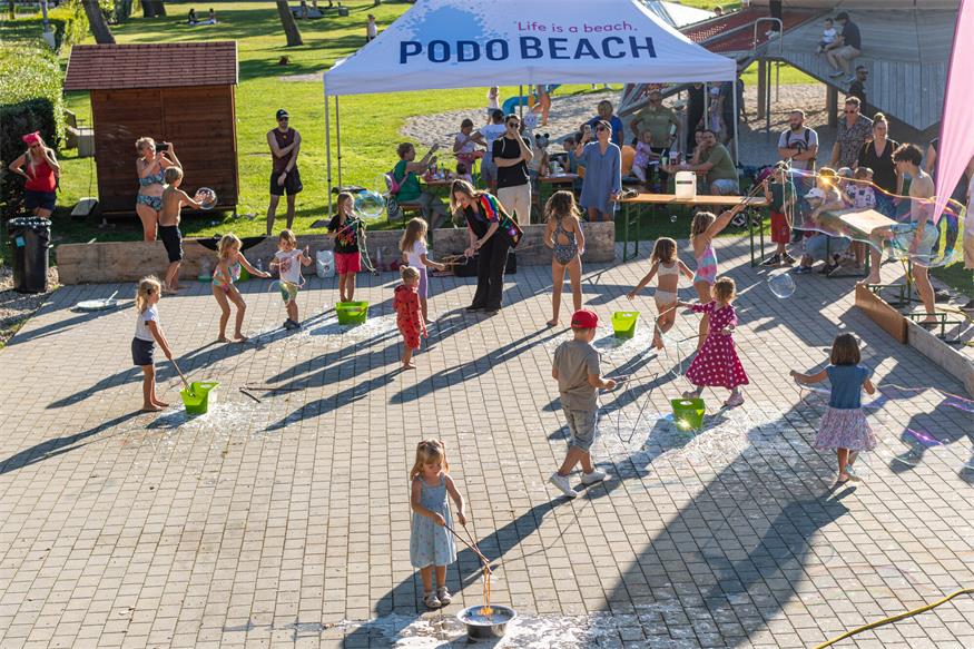 Podersdorfer Strand in Seifenblasen gehüllt
