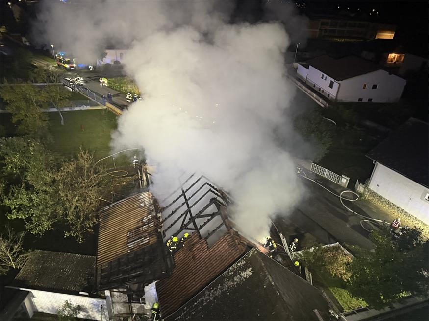Großbrand in Garage greift auf Dachstuhl über: Ehepaar gerettet