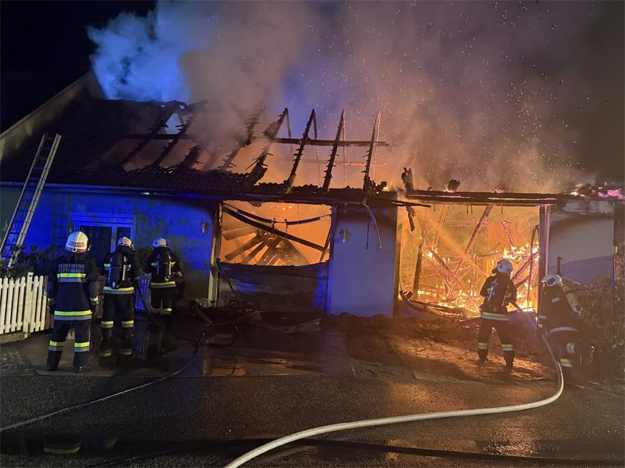 Großbrand in Garage greift auf Dachstuhl über: Ehepaar gerettet