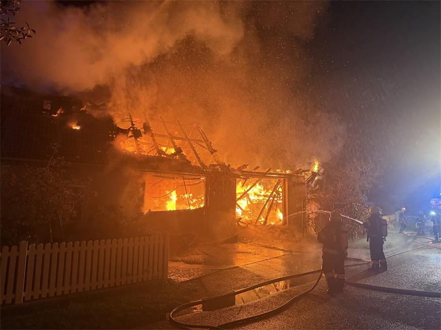 Großbrand in Garage greift auf Dachstuhl über: Ehepaar gerettet