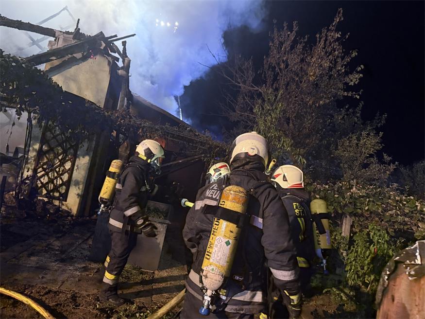 Großbrand in Garage greift auf Dachstuhl über: Ehepaar gerettet