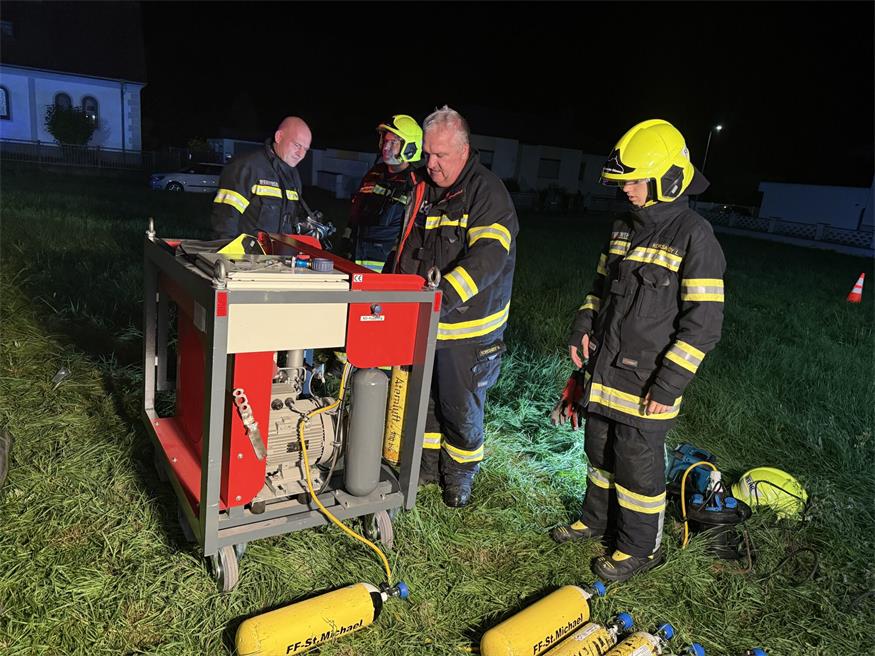 Großbrand in Garage greift auf Dachstuhl über: Ehepaar gerettet