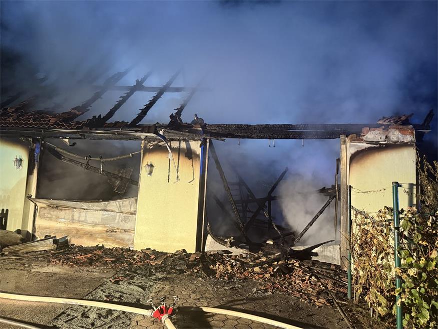 Großbrand in Garage greift auf Dachstuhl über: Ehepaar gerettet