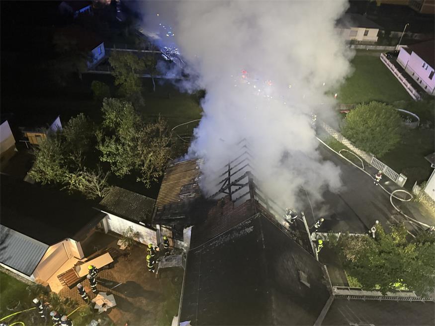 Großbrand in Garage greift auf Dachstuhl über: Ehepaar gerettet