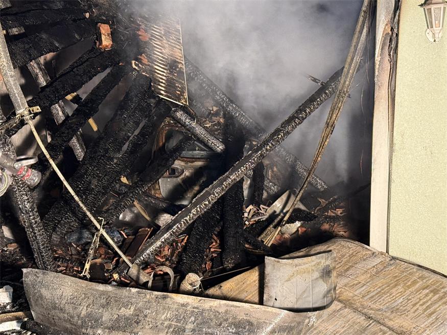 Großbrand in Garage greift auf Dachstuhl über: Ehepaar gerettet