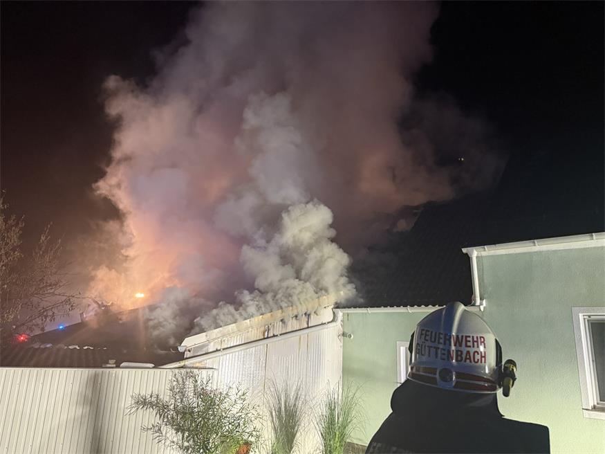 Großbrand in Garage greift auf Dachstuhl über: Ehepaar gerettet