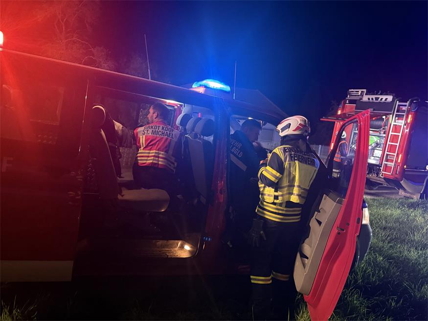 Großbrand in Garage greift auf Dachstuhl über: Ehepaar gerettet