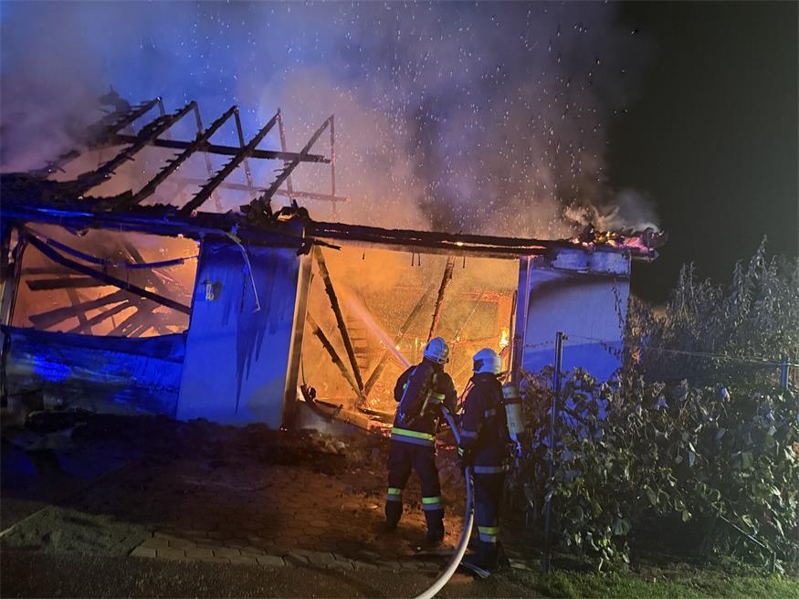 Großbrand in Garage greift auf Dachstuhl über: Ehepaar gerettet